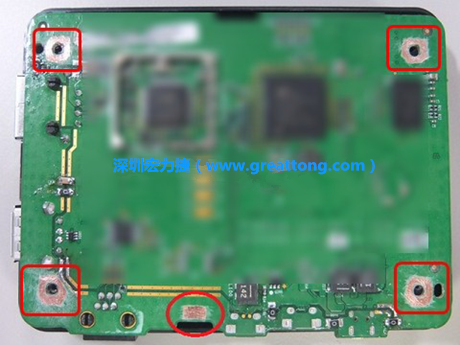 手動(dòng)去綠漆。使用傳統(tǒng)的刀片去除綠漆后的效果。