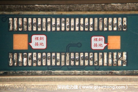 把板對(duì)板連接器全部移除，發(fā)現(xiàn)其下方板子共有兩個(gè)裸銅的方形設(shè)計(jì)。
