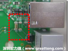 有人認為電容旁邊已經(jīng)有螺絲將電路板固定于機殼上了，不應(yīng)該發(fā)生電路板彎曲的現(xiàn)象才對。