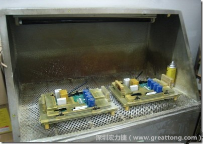 使用噴涂(Spraying)方式作業(yè)conformal coating時(shí)，需設(shè)備抽真空的設(shè)備，否則噴涂的物質(zhì)會(huì)飄散到空氣當(dāng)中，影響人體的健康。