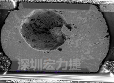 錫球氣泡大到足以影響到焊接的品質(zhì)，下圖是錫球切片后的剖面，可以很明顯看到氣泡已經(jīng)有錫球的 1/3 大了