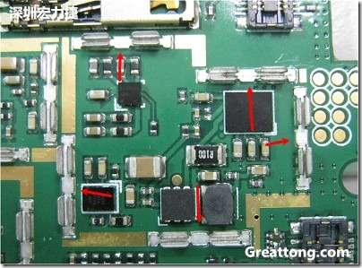 圖中顯示一塊電路板使用這種屏蔽夾(shielding clip)的實(shí)例?；旧衔覀?cè)趶澖堑牡胤蕉荚O(shè)計(jì)擺放了一個(gè)屏蔽夾，這樣可以讓作業(yè)員比較方便安裝屏蔽罩(shielding can)時(shí)的對(duì)位準(zhǔn)確。然后在其他沒(méi)有屏蔽夾的地方也設(shè)計(jì)了一些接地的布線，一來(lái)可以稍微提升屏蔽罩的電磁隔絕能力，另一方面也可以為屏蔽夾無(wú)效時(shí)，馬上可以更改為屏蔽框，而無(wú)需要重新設(shè)計(jì)電路板。