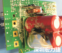 元件選擇不當(dāng)導(dǎo)致大量電流或電壓流經(jīng)電路，將會(huì)發(fā)生像這個(gè)燒融電容器的損壞情形。