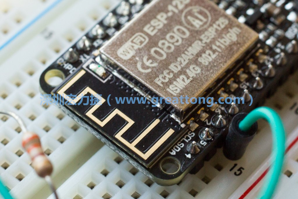 Adafruit Feather板上的無線電天線。