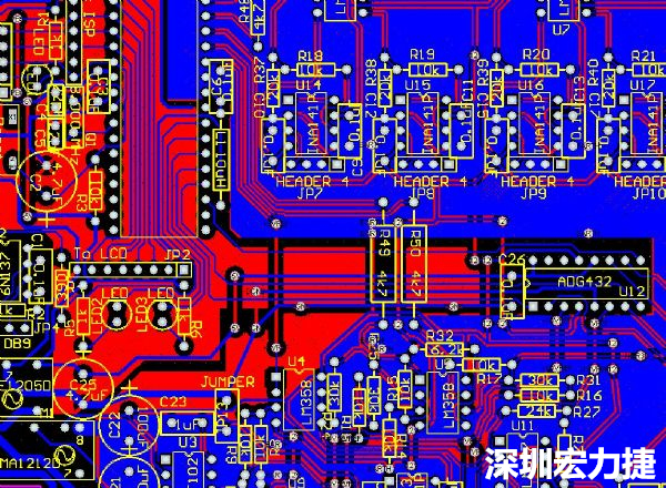 一般產(chǎn)品的PCB設(shè)計(jì)，多數(shù)先決定元件布局，再進(jìn)行線路連接，于元件位置就先改善干擾問題，再?gòu)木€路細(xì)節(jié)著手改善產(chǎn)品。