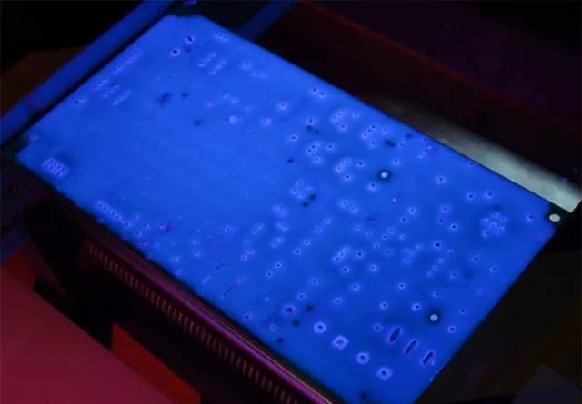 經(jīng)過(guò)涂覆工藝后的PCB，在紫光燈下的拍攝效果，原來(lái)coating也可以這么美！