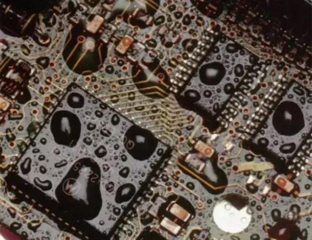 經(jīng)過(guò)涂覆工藝后的PCB，在表面形成透明的保護(hù)膜，能有效防止水珠和潮氣侵入，避免漏電和短路。