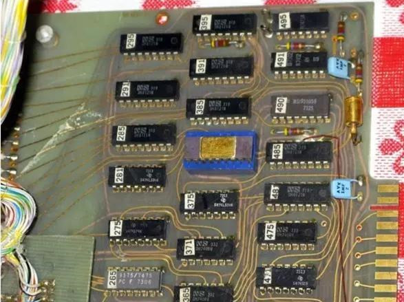 1972年開(kāi)發(fā)的一塊基于Intel 8008的計(jì)算機(jī)中的印刷電路板。(資源來(lái)源：DigiBarn計(jì)算機(jī)博物館)