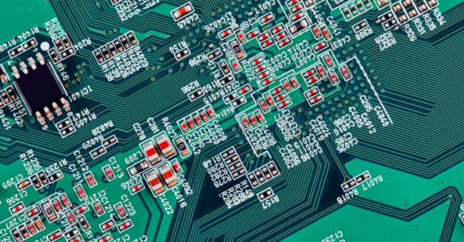 你能在這個復雜的PCB中找到垂直布線嗎？反正我不能